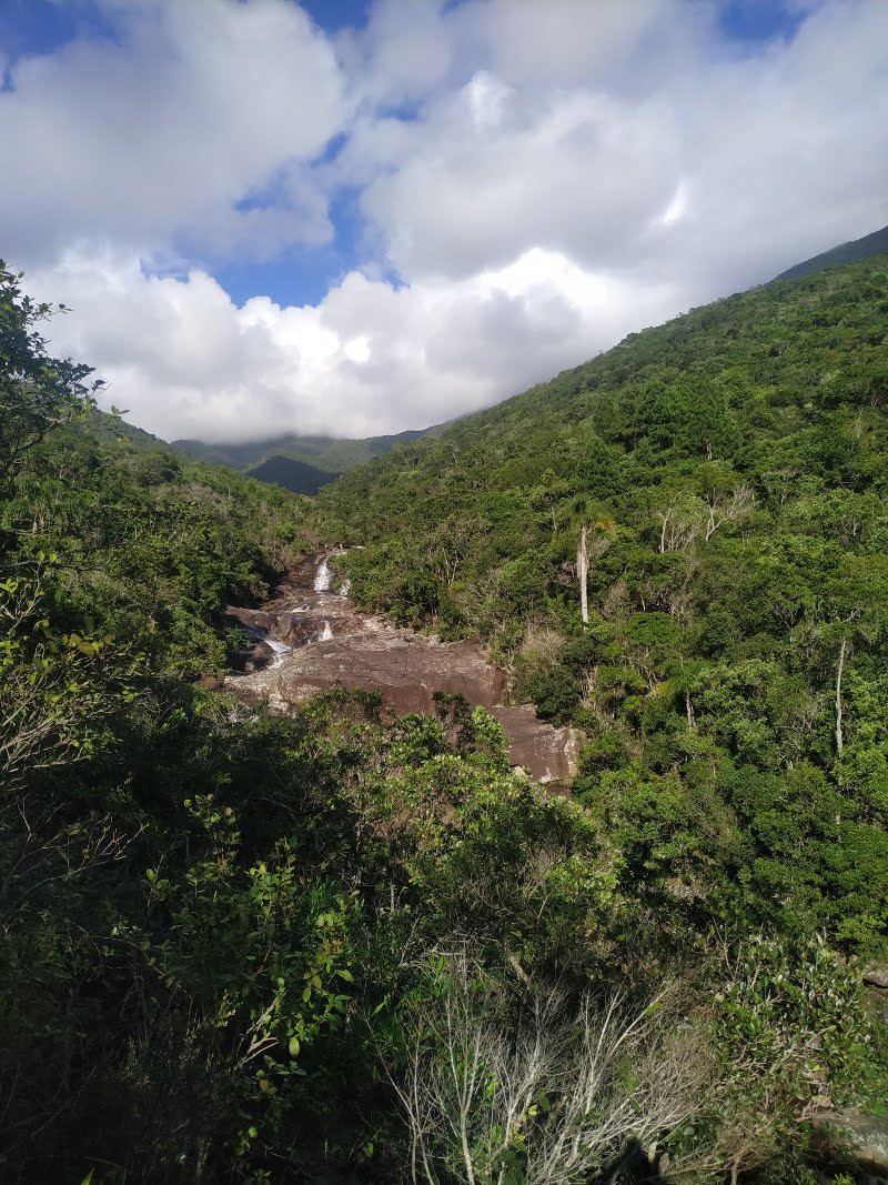 Cachoeira vista de longe na Trilha da Cachoeira do Jarrão