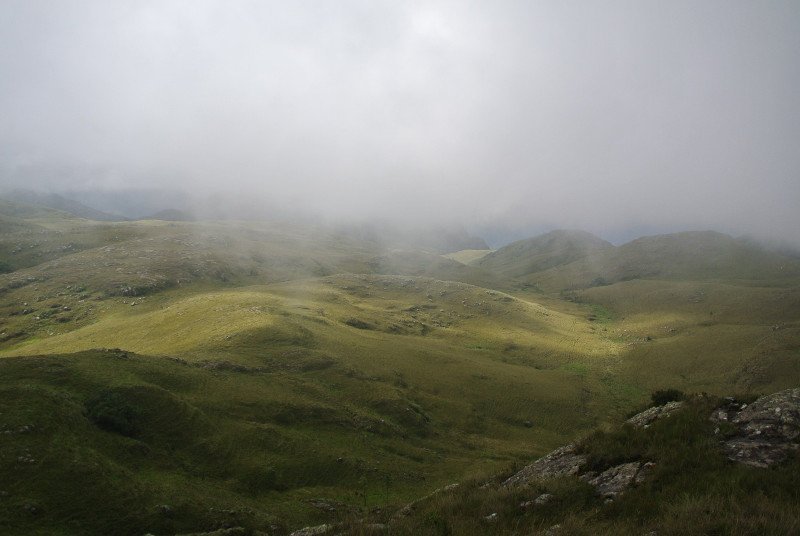 Formação de névoa na Trilha do Marco da Divisa (Campos do Quiriri)