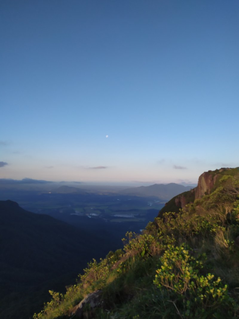 Vista do pico vertical na Trilha do Monte Crista