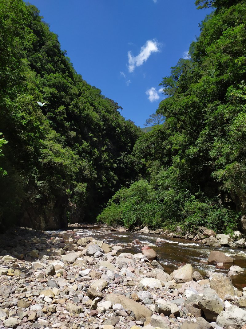 Rio e pedras na Cachoeira na Trilha do Rio do Boi