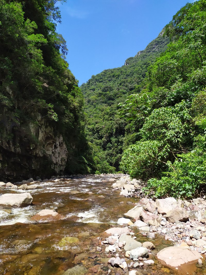 Rio, pedras e morro na Cachoeira na Trilha do Rio do Boi