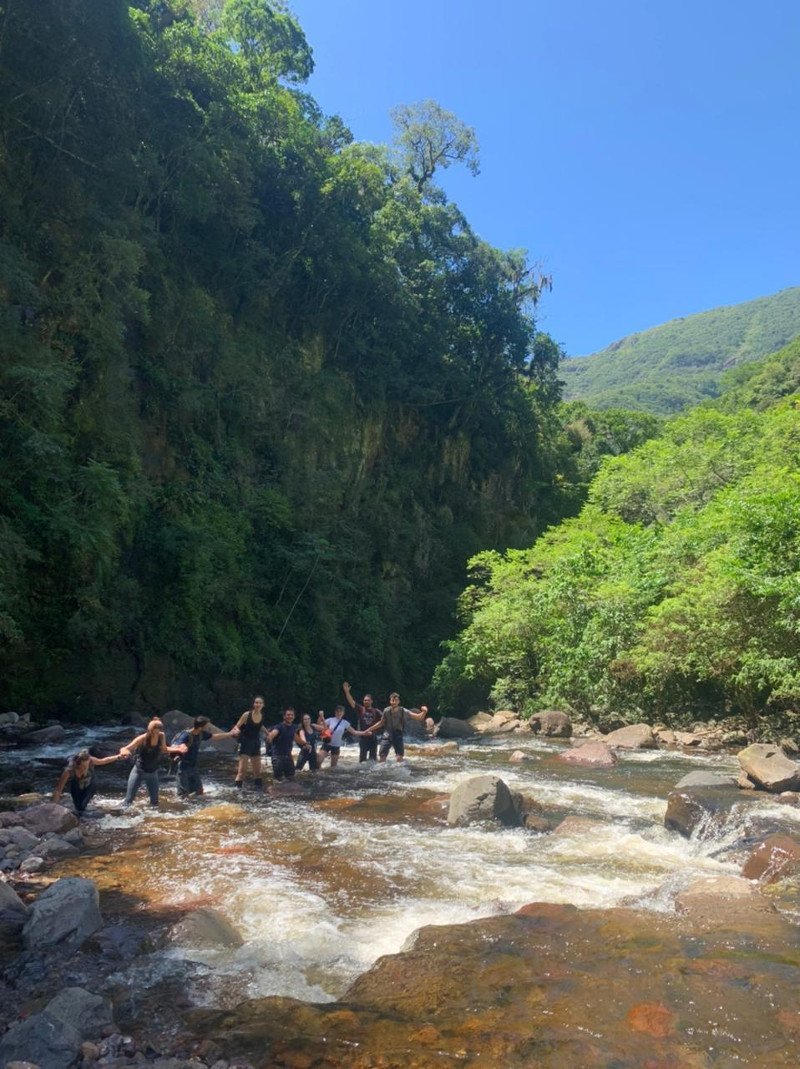 Travessia rio e pedras na Cachoeira na Trilha do Rio do Boi